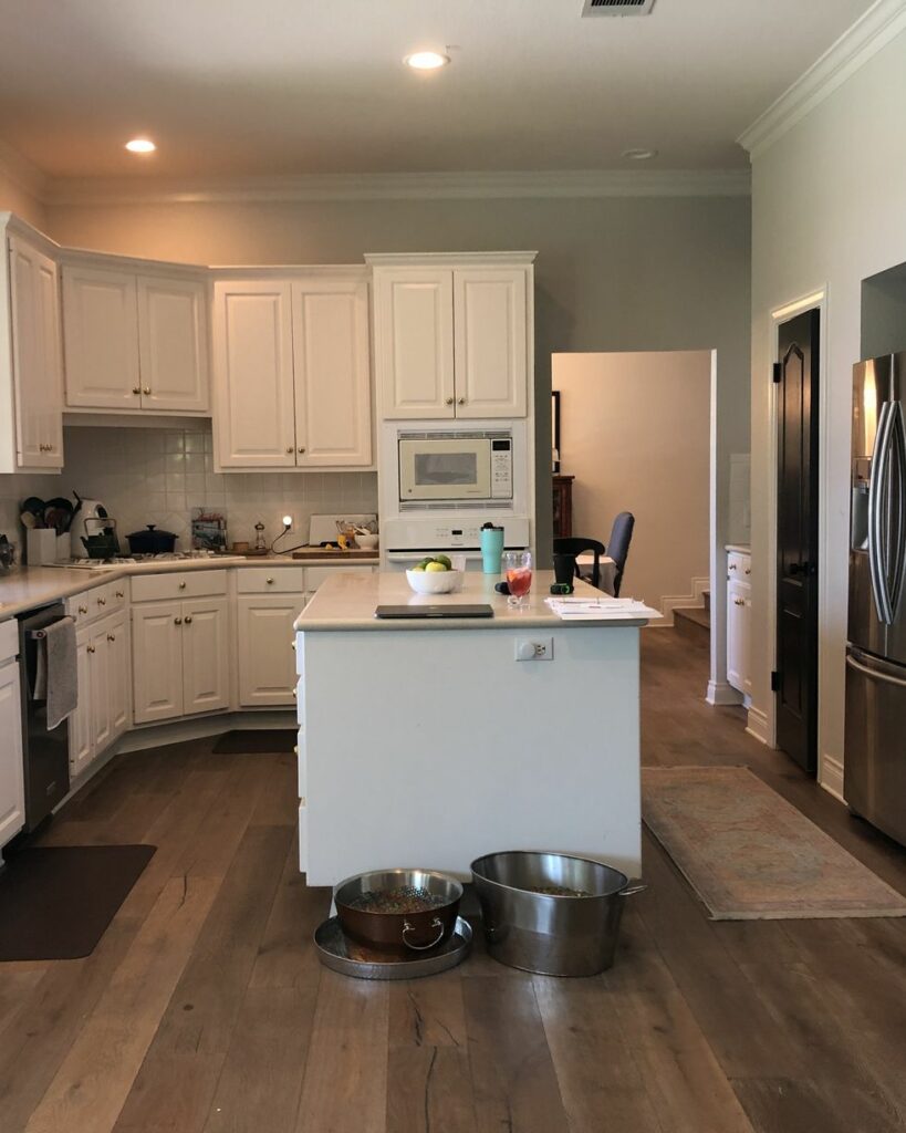Contrasting and Sleek Kitchen Look
