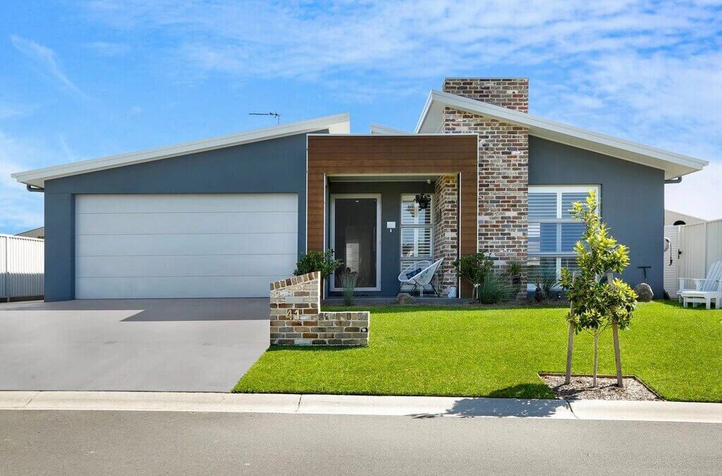 Luxurious Single Floor Design with Multiple Sections