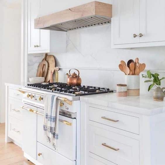 Using White Quartz Countertops in a Kitchen Remodel